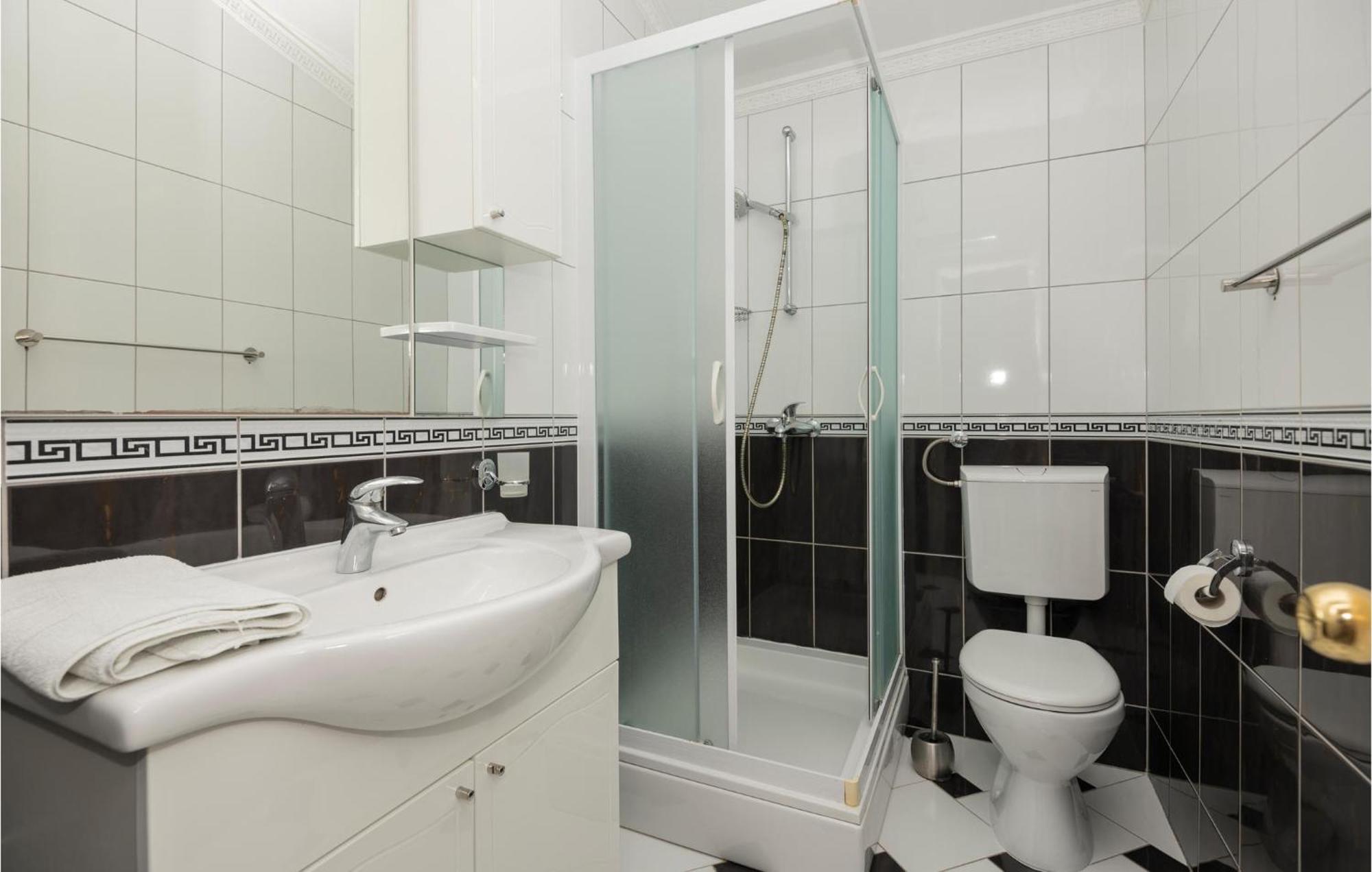 1 Bedroom Stunning Apartment In Makarska Eksteriør bilde