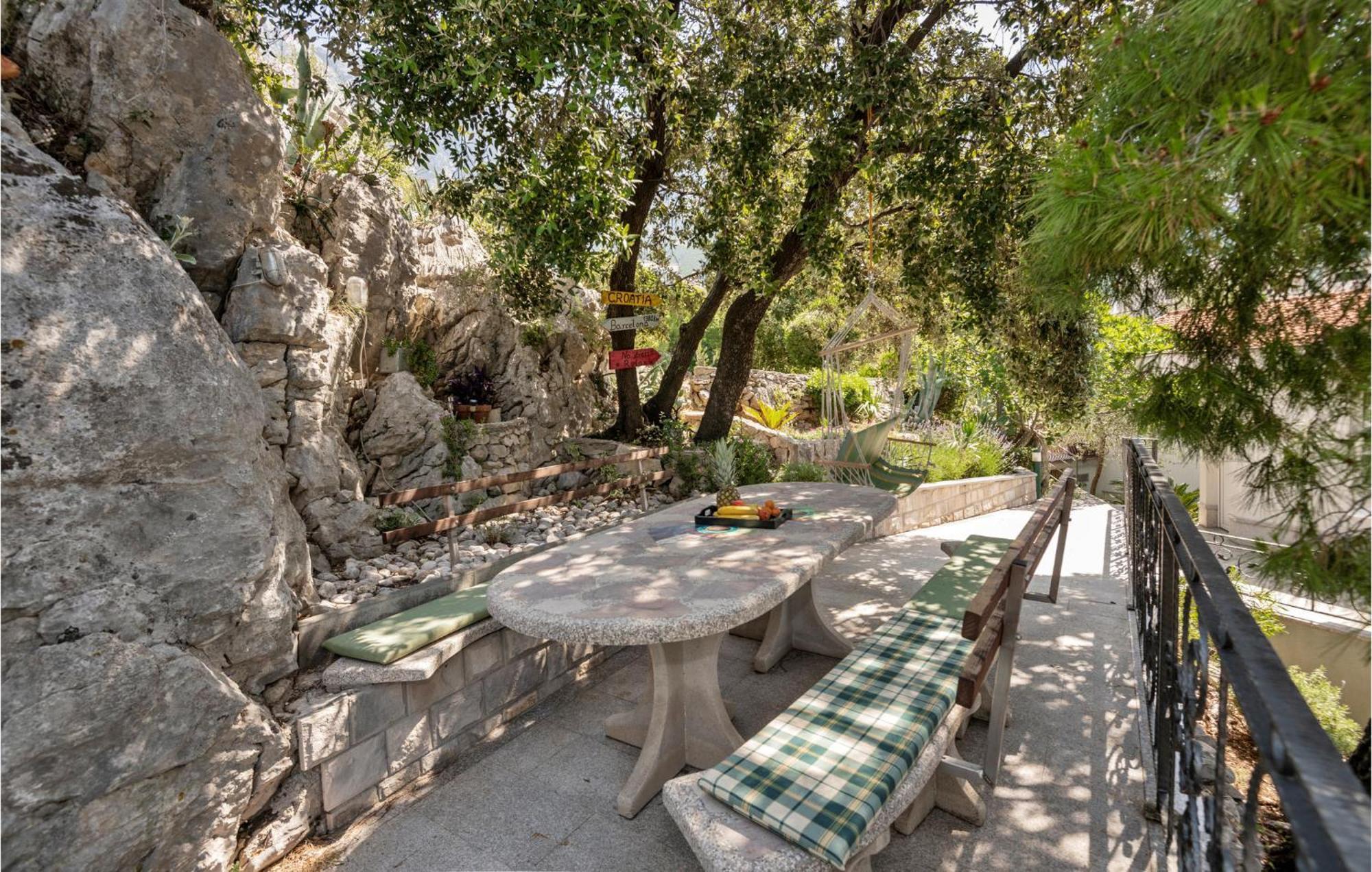 1 Bedroom Stunning Apartment In Makarska Eksteriør bilde