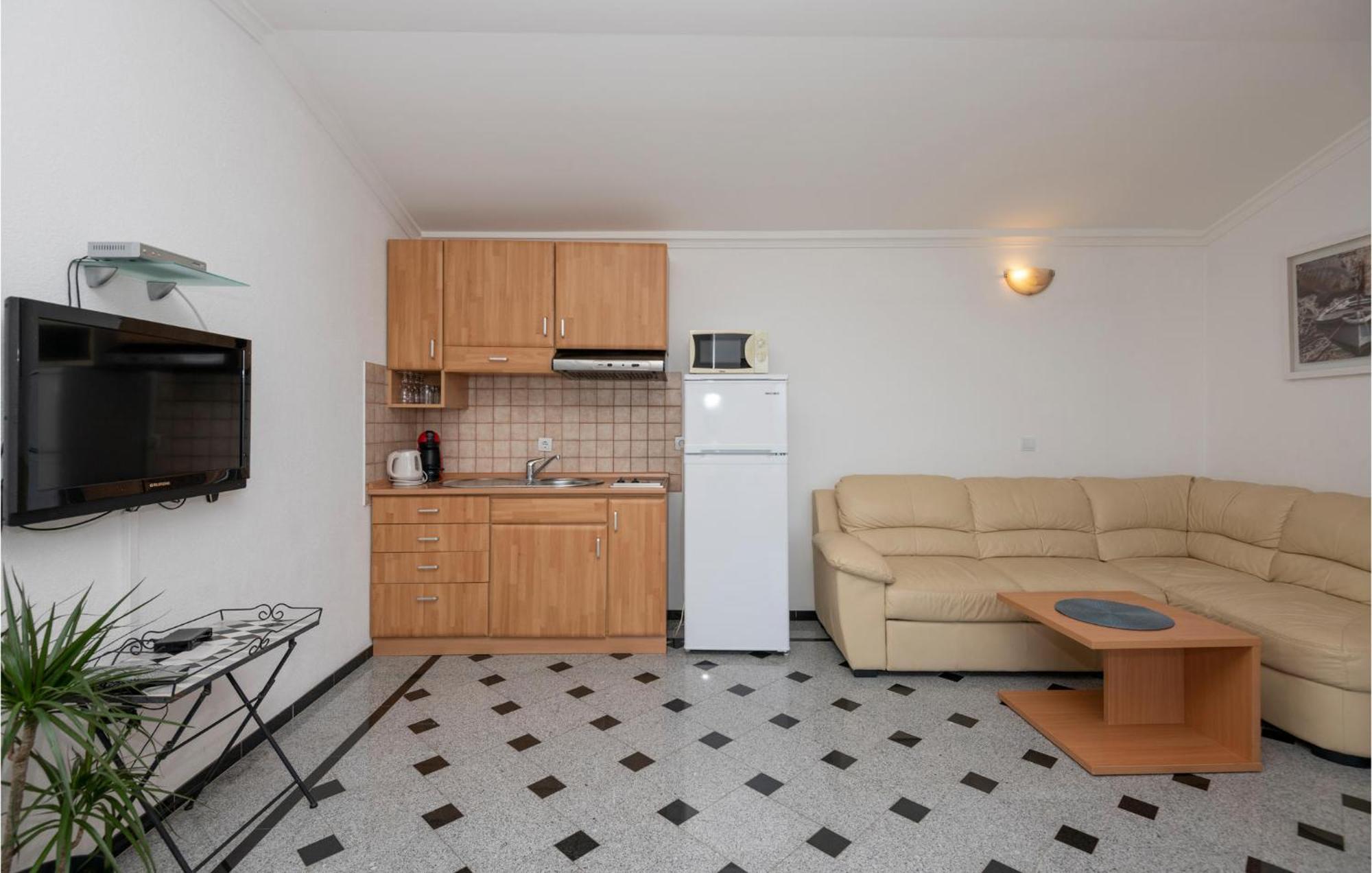 1 Bedroom Stunning Apartment In Makarska Eksteriør bilde