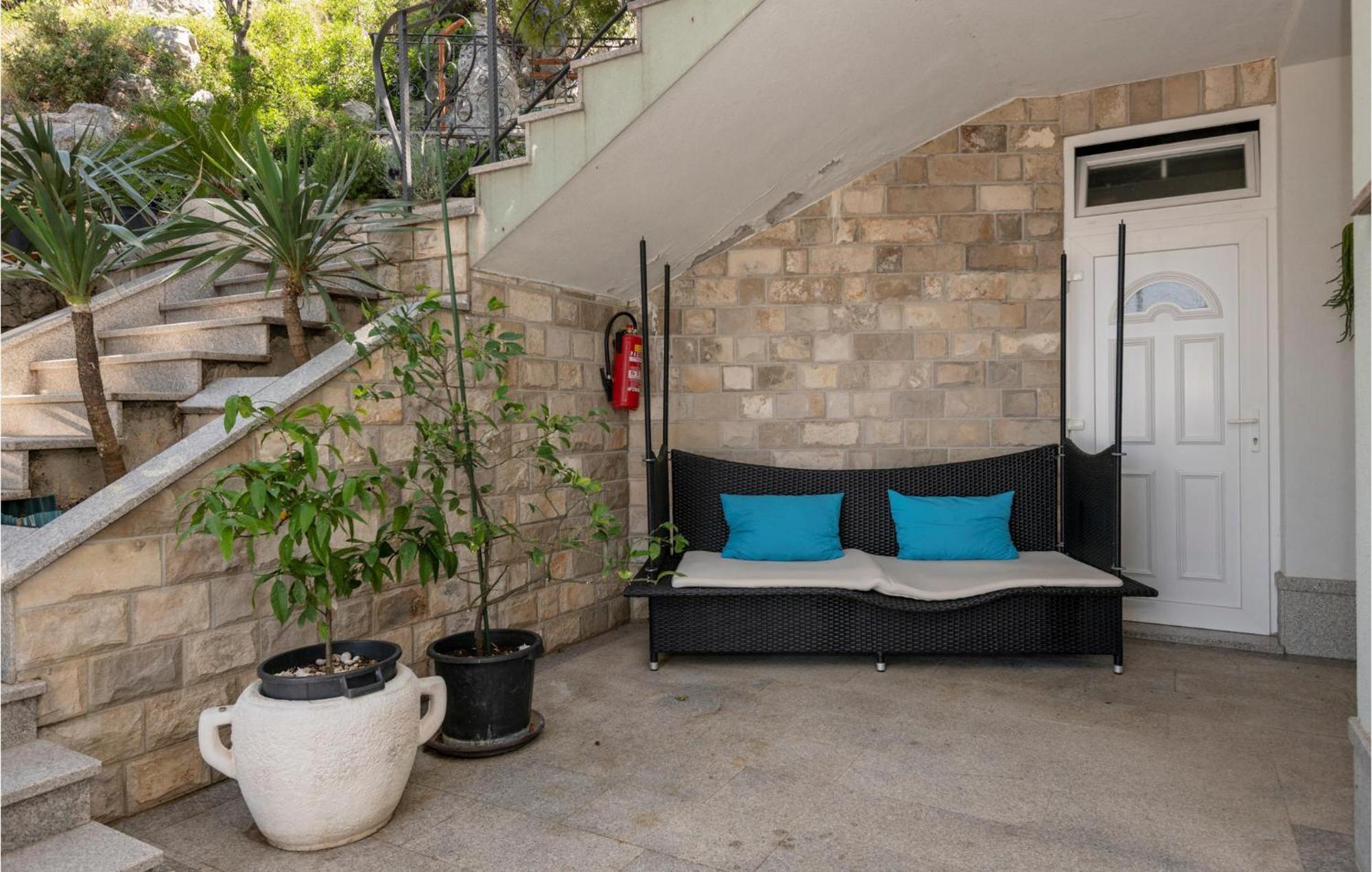 1 Bedroom Stunning Apartment In Makarska Eksteriør bilde