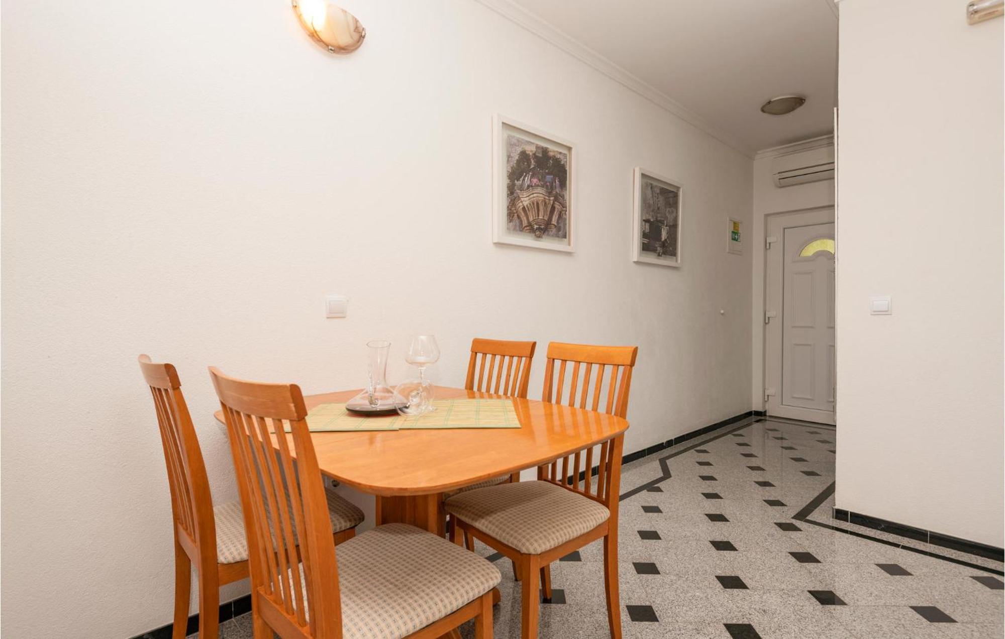 1 Bedroom Stunning Apartment In Makarska Eksteriør bilde