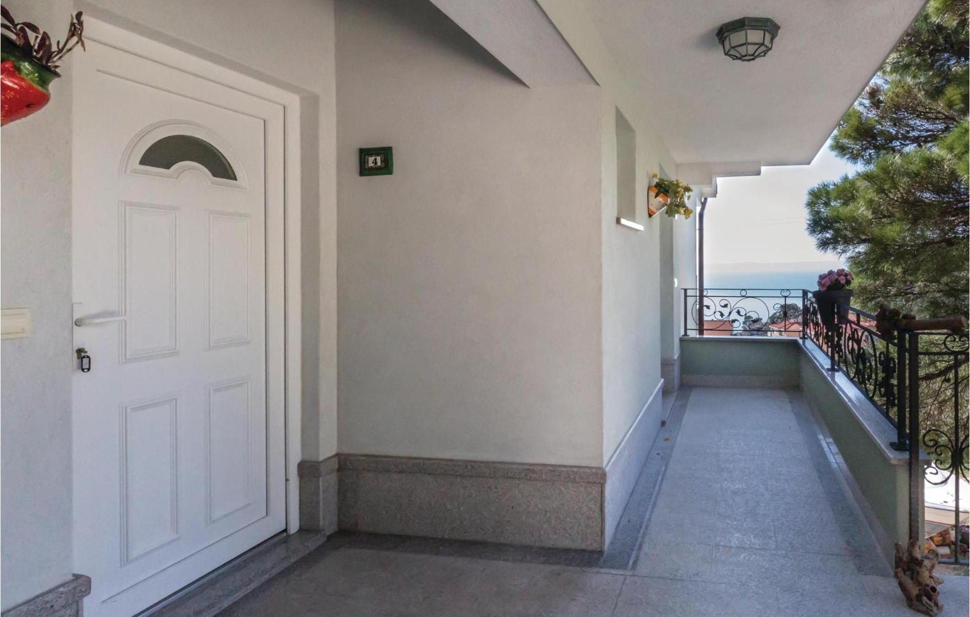 1 Bedroom Stunning Apartment In Makarska Eksteriør bilde